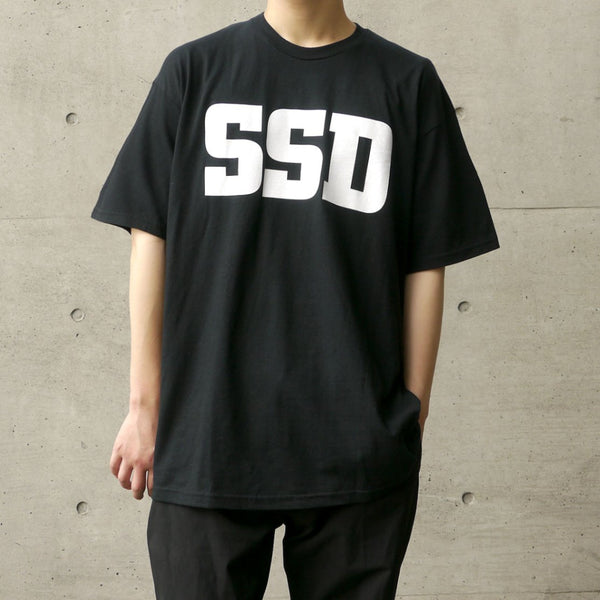 【即出荷可能】【在庫限り】SSD / エスエスディー - White Logo Tシャツ (ブラック)