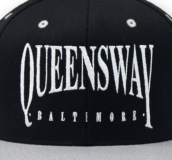 【お取り寄せ】Queensway /クイーンズ・ウェイ - Arch Logo スナップバック・キャップ (ブラック x グレー)