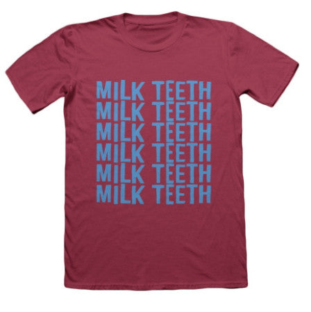 【お取り寄せ】Milk Teeth /ミルク・ティース - Logo Cardinal Tシャツ（リピートロゴ）