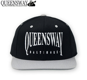 【お取り寄せ】Queensway /クイーンズ・ウェイ - Arch Logo スナップバック・キャップ (ブラック x グレー)