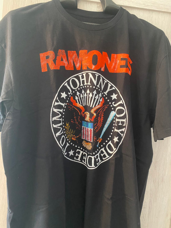 【お取り寄せ】Ramones / ラモーンズ - VINTAGE EAGLE SEAL Tシャツ (ブラック)